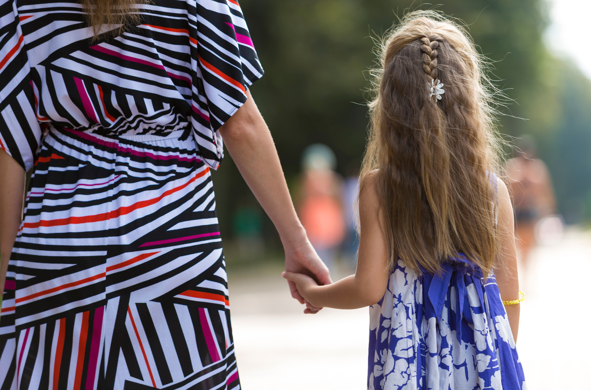 "PUSTITE JE DA BUDE DETE" Majka pokrenula LAVINU KOMENTARA - oblači ćerku na OVAJ NAČIN! Da li je to U REDU? (VIDEO)