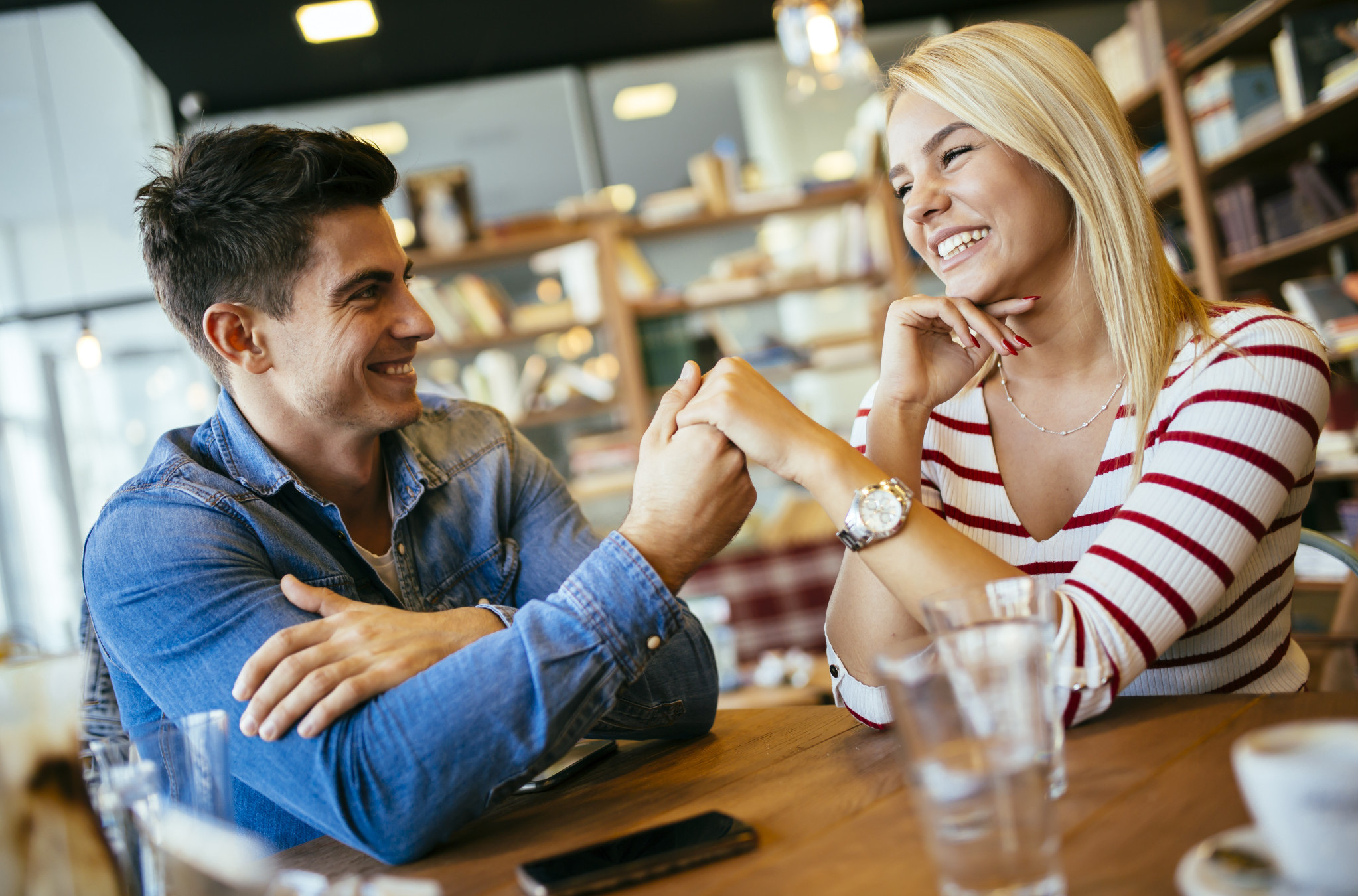 DNEVNI HOROSKOP ZA ČETVRTAK 5. MART: Ribe treba da preduzmu INICIJATIVU, Device daju ŠANSU LJUBAVI, Bikovi sa odličnim POSLOVNIM MOGUĆNOSTIMA