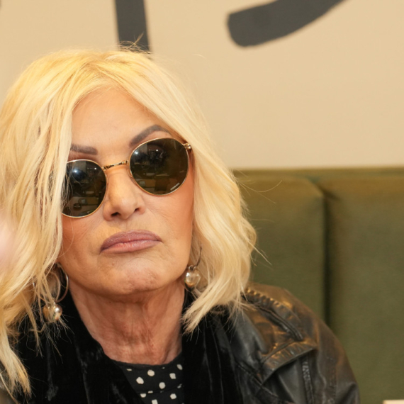 "Možda ne bih oprostila ukoliko bi bio gej, ali ženu bih oprostila" Cakana BEZ DLAKE NA JEZIKU - pevačica progovorila o PREVARI (VIDEO)