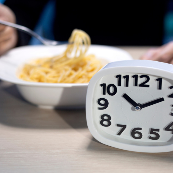 Zbog čega bi trebalo prestati sa jelom NAJMANJE TRI SATA pre spavanja