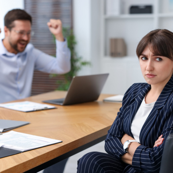 Možda će pokušati to da sakriju, ali ovih 7 ZNAKOVA pokazuju da vas neko NE VOLI