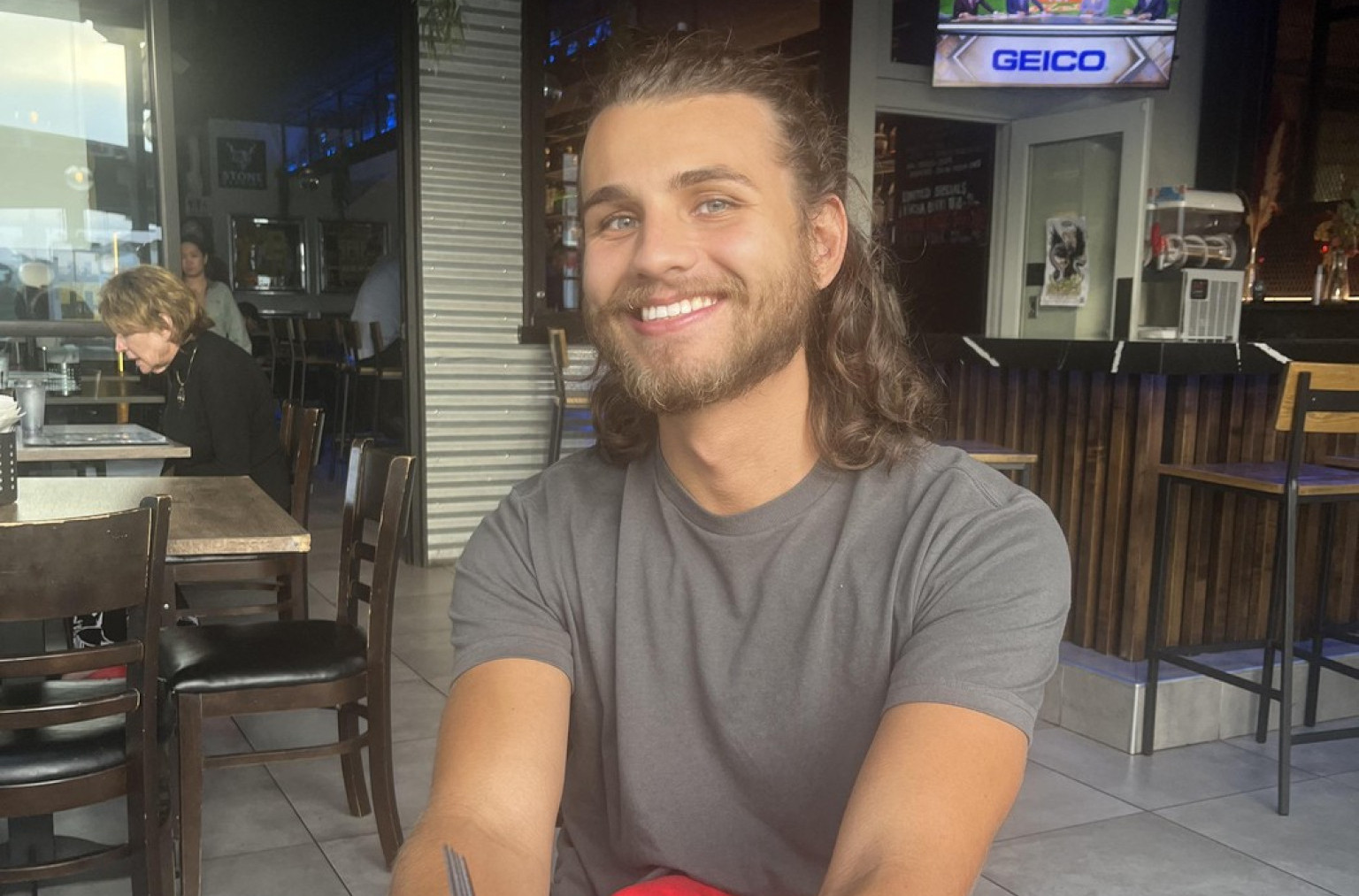 Ovo se ne bi usudio svako da radi - Zgodni mladić čisti neke od NAJGROZNIJIH i NAJPRLJAVIJIH kuća na svetu! (VIDEO)