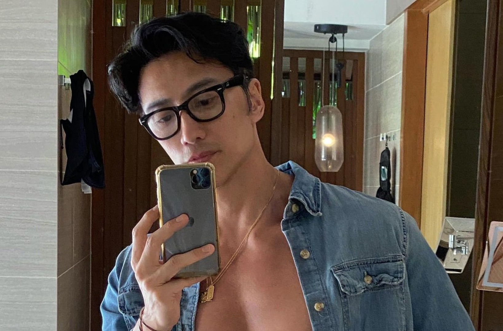 Niko ne može da veruje KOLIKO GODINA ima ovaj čovek! Kao da je zamrznut u vremenu - ljudi šokirani (FOTO)