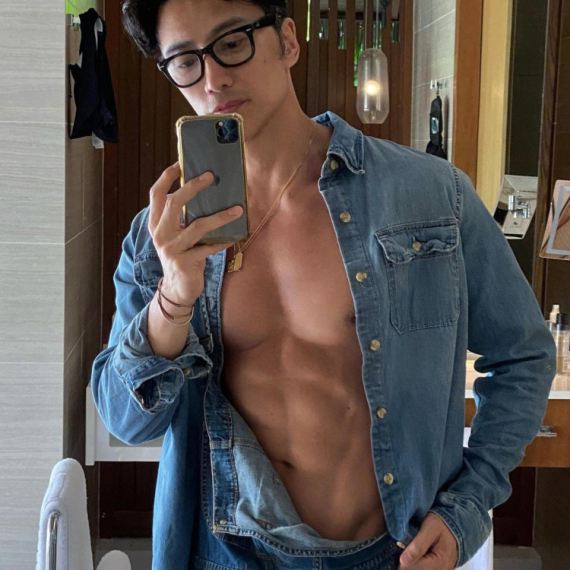 Niko ne može da veruje KOLIKO GODINA ima ovaj čovek! Kao da je zamrznut u vremenu - ljudi šokirani (FOTO)