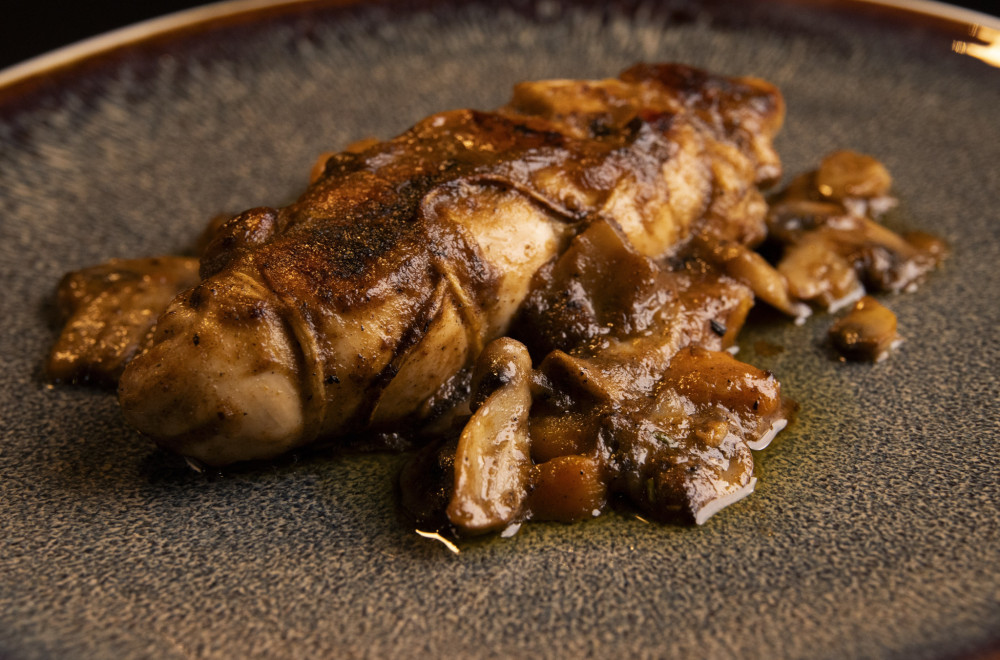 Rolovano pileće belo meso sa šljivom i šljivovicom - kombinacija ukusa koja se svidela sudijama "MasterChef Srbija"