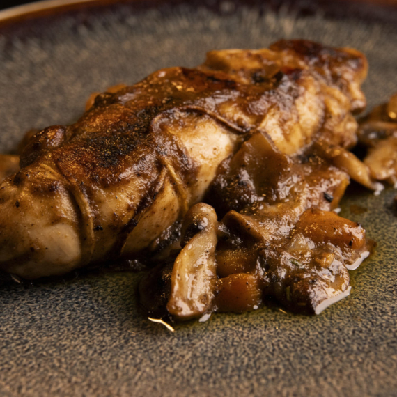 Rolovano pileće belo meso sa šljivom i šljivovicom - kombinacija ukusa koja se svidela sudijama "MasterChef Srbija"