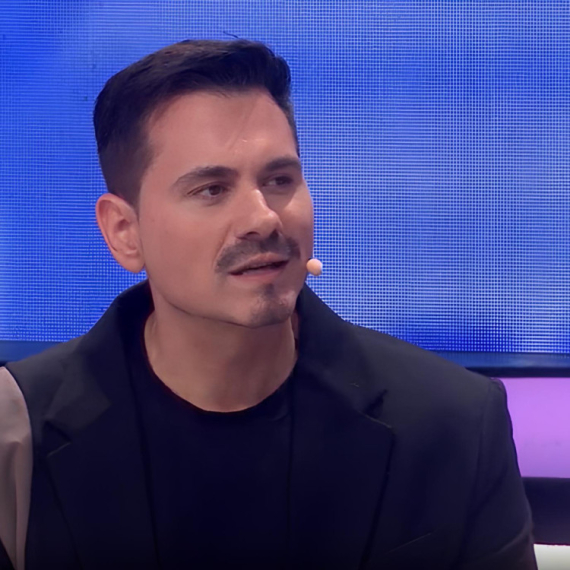 Grand Specijal - Nedelja, 8. mart - Pevač se posle 12 godina vratio na estradu, za njim su ludele sve žene