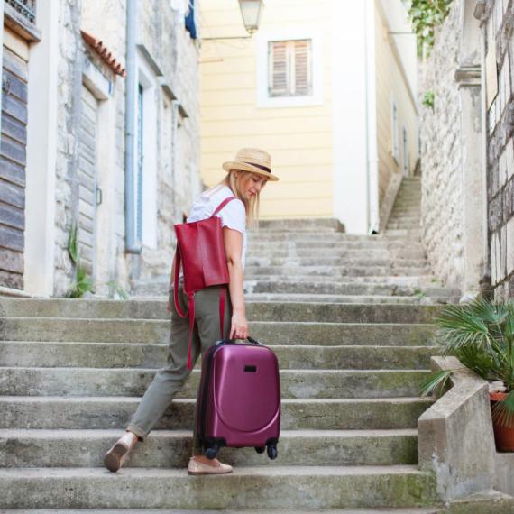 Upozorenje za putnike: Za vučenje kofera možete biti kažnjeni sa više od 250 evra! I to nije sve - neke kazne idu i do 900!