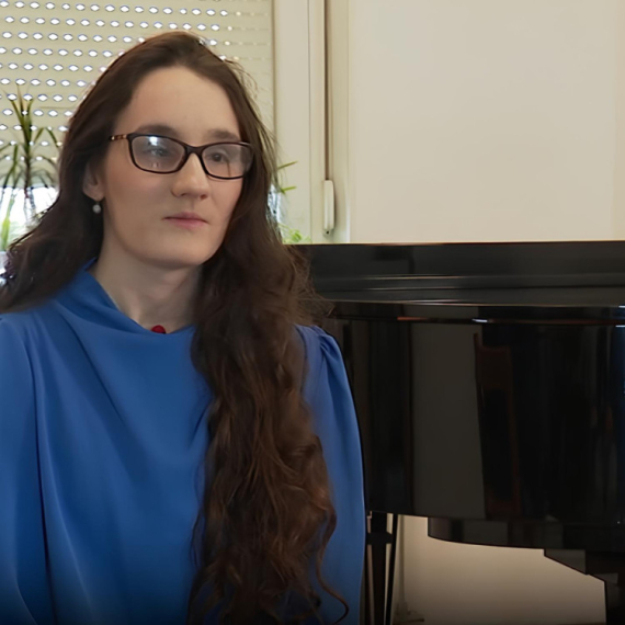 Petra je rođena slepa, ali ima TALENAT koji prevazilazi sve nedostatke! Sviranje klavira je njen POSEBAN SVET