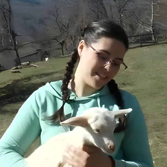 "LJUDI SU U POČETKU ČUDNO REAGOVALI" Jovana ima samo 20 godina i odlučila je da živi NA SELU I BAVI SE KOZARSTVOM (VIDEO)