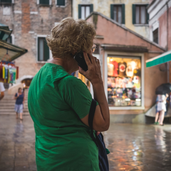 Koji horoskopski znaci više padaju na STARIJE ŽENE?