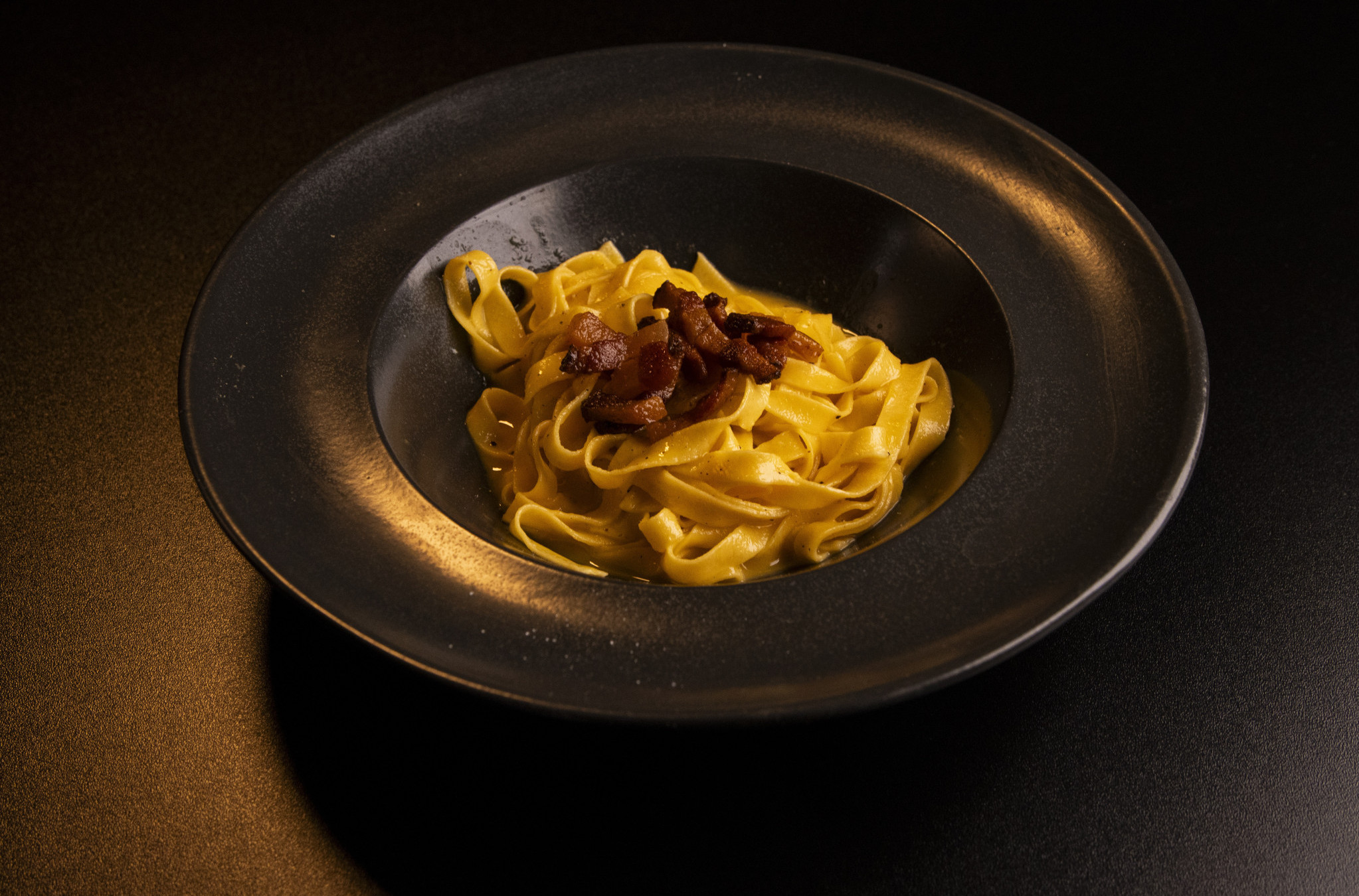 Karbonara sa domaćom pastom, guanćaleom i kremastim sosom od žumanaca i pekorina