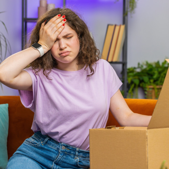 Devojka dobila poklon od BIVŠE SVEKRVE: Kad je otvorila PAKET, zanemela je od šoka - a ono što je usledilo ŠOKIRALO je sve: "Njegova mama baš voli dramu"