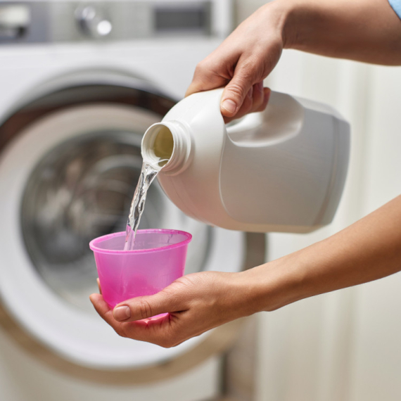 Stručnjak za pranje veša otkriva koliko PRAŠKA ZA VEŠ je dovoljno za jedno pranje: Sigurno pravite grešku koja UNIŠTAVA ODEĆU, ali i vaš kućni budžet