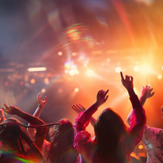 Veštačka inteligencija presudila! Ovo je NAJVESELIJA DOMAĆA PESMA