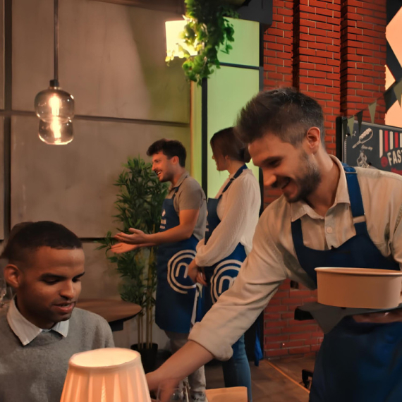 Aleksandar na tečnom španskom posluživao goste iz inostranstva