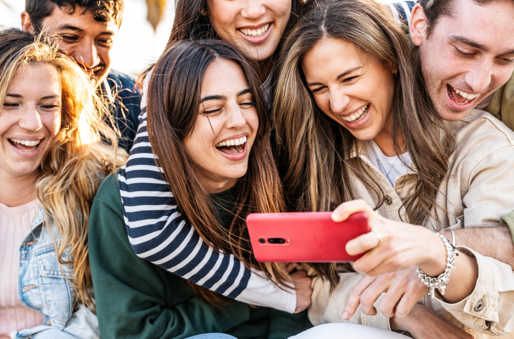 Novi "sukob" generacije Z i milenijalaca! Kako se pravilno snima video? Ko je u pravu? (VIDEO)