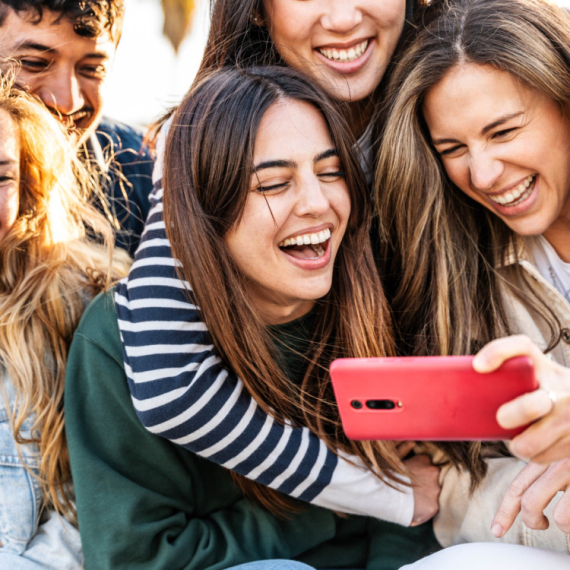 Novi "sukob" generacije Z i milenijalaca! Kako se pravilno snima video? Ko je u pravu? (VIDEO)