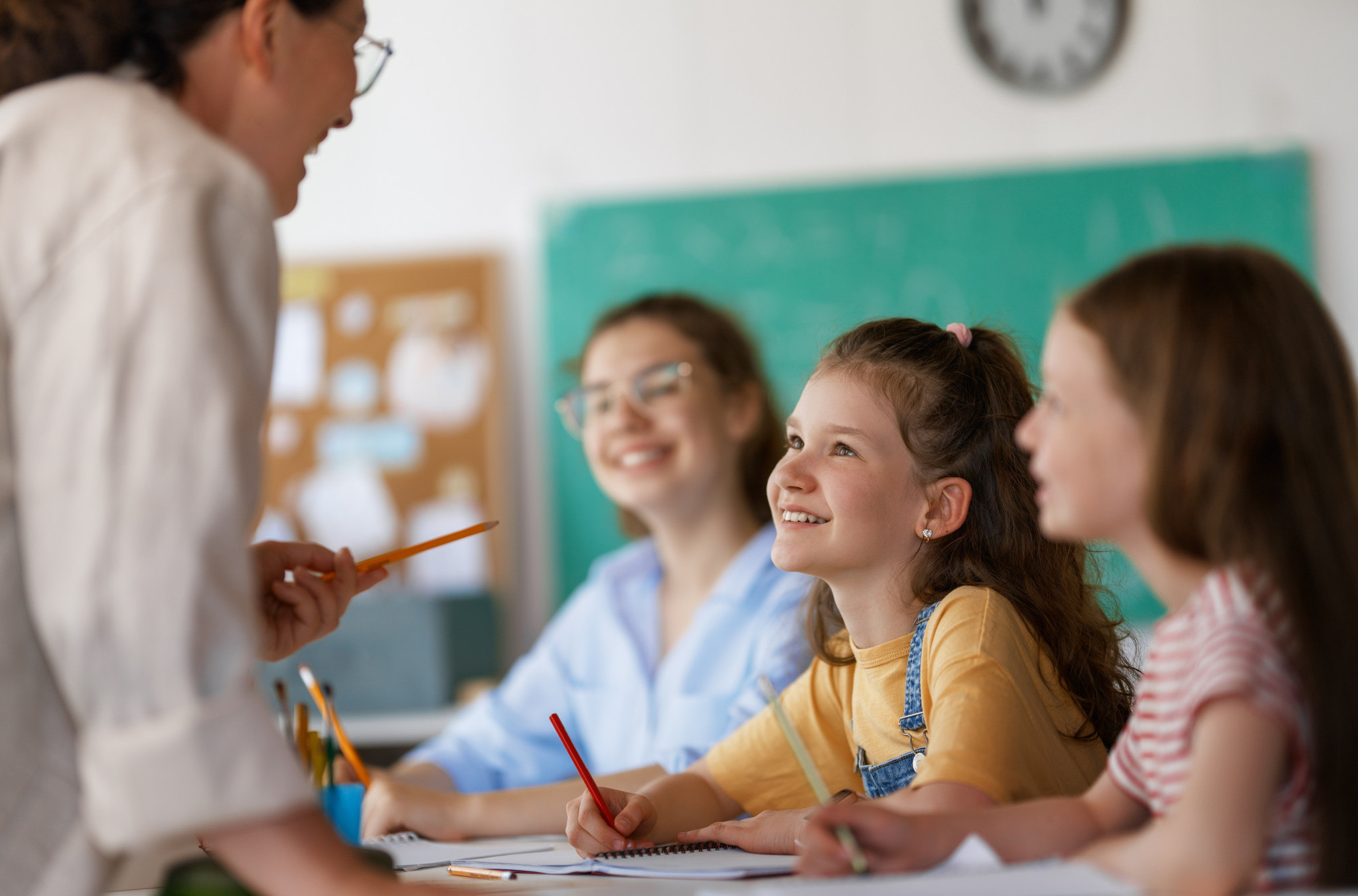 Buduća mlada je tražila BRAČNE SAVETE od svojih učenika, a njihovi odgovori su GENIJALNI!