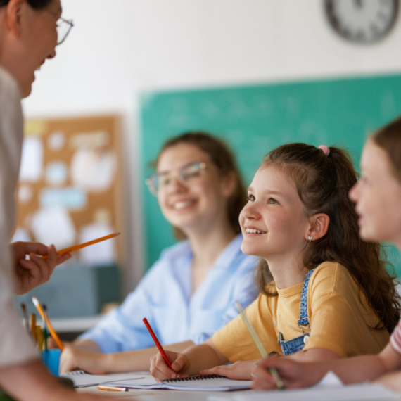 Buduća mlada je tražila BRAČNE SAVETE od svojih učenika, a njihovi odgovori su GENIJALNI!
