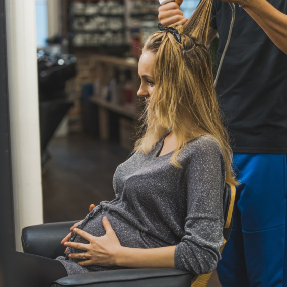 Farbanje kose u trudnoći? Stručnjaci otkrivaju DA LI je bezbedno i šta treba obavezno da znate