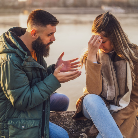 DNEVNI HOROSKOP ZA PETAK 20. MART: Škorpije u lošem raspoloženju, Rakovi nervozni, Strelčevi se SVAĐAJU sa voljenom osobom