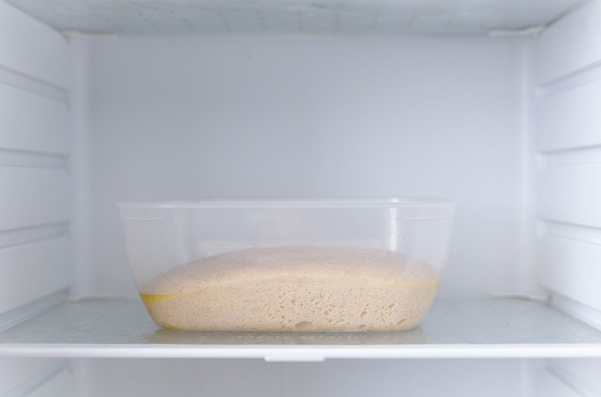 Znate da testo treba ostaviti da NARASTE, ali ako ga stavite u FRIŽIDER, napravićete DRASTIČNU RAZLIKU! Evo i zašto