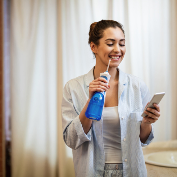 Da li aparat za ispiranje zuba zaista čisti bolje od četkice i konca?