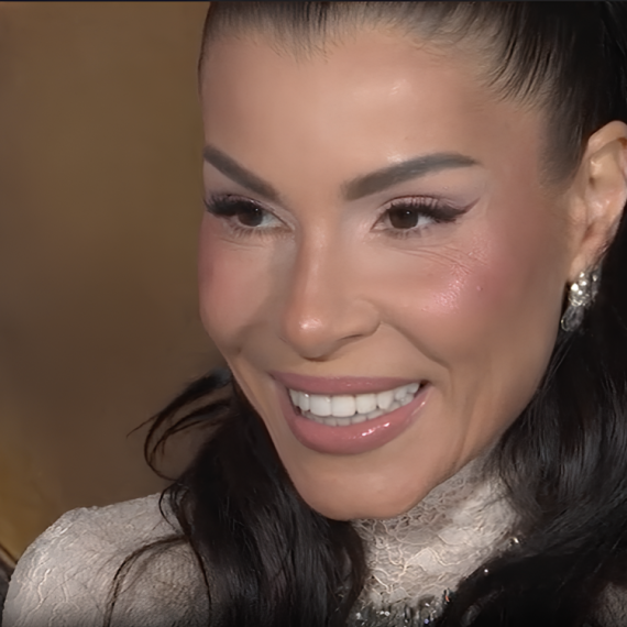 Pevačica snimila je SPOT u kojem NAGA ŠETA po autoputu: "Bio je dobar potez"