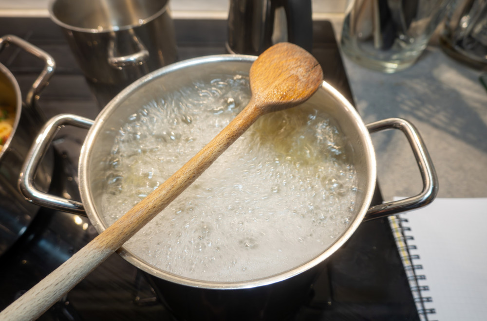Trik koji su NAŠE BAKE koristile kada im voda "POBEGNE" iz šerpe: Sprečava haos na šporetu, a sve već imate u kuhinji