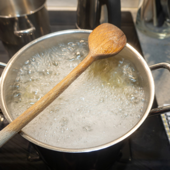 Trik koji su NAŠE BAKE koristile kada im voda "POBEGNE" iz šerpe: Sprečava haos na šporetu, a sve već imate u kuhinji