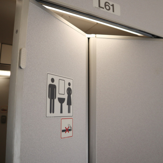 Žena je otkrila TAJNI ODELJAK u wc-u aviona - nije verovala ŠTA se nalazilo unutra (FOTO)