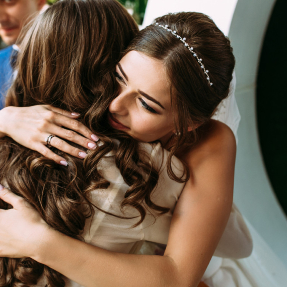 "HTELA SI DA ZASENIŠ MLADU" Pokazala je HALJINU koju će nositi na venčanju svoje prijateljice i pokrenula LAVINU KOMENTARA! (VIDEO)