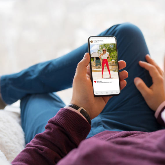 Ako vaš partner na društvenim mrežama radi OVO verovatno razmišlja o PRELJUBI!