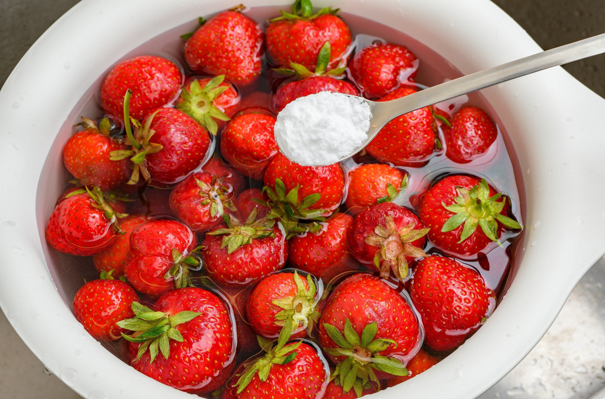 Uzmite OVAJ sastojak iz kuhinje i uklonićete i do 99 posto pesticida sa voća i povrća (VIDEO)