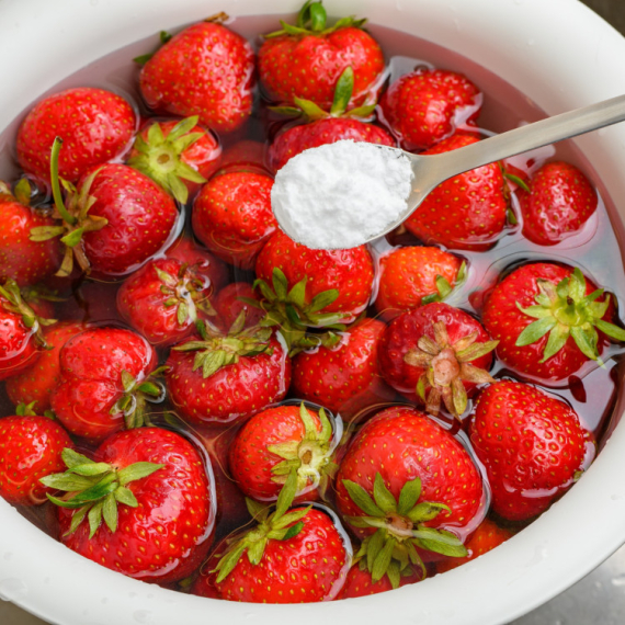 Uzmite OVAJ sastojak iz kuhinje i uklonićete i do 99 posto pesticida sa voća i povrća (VIDEO)