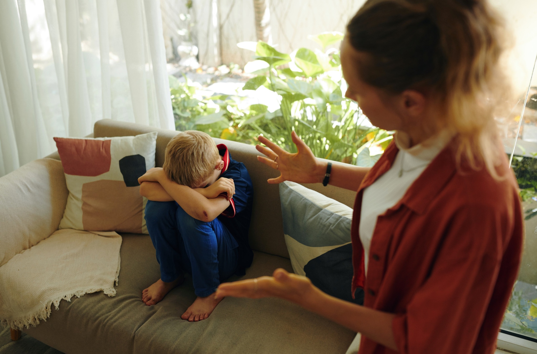 Mama je ostala u NEVERICI kad je videla ŠTA je njen mališan uradio u KASNIM VEČERNJIM SATIMA (VIDEO)