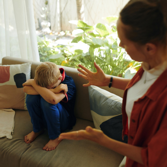 Mama je ostala u NEVERICI kad je videla ŠTA je njen mališan uradio u KASNIM VEČERNJIM SATIMA (VIDEO)