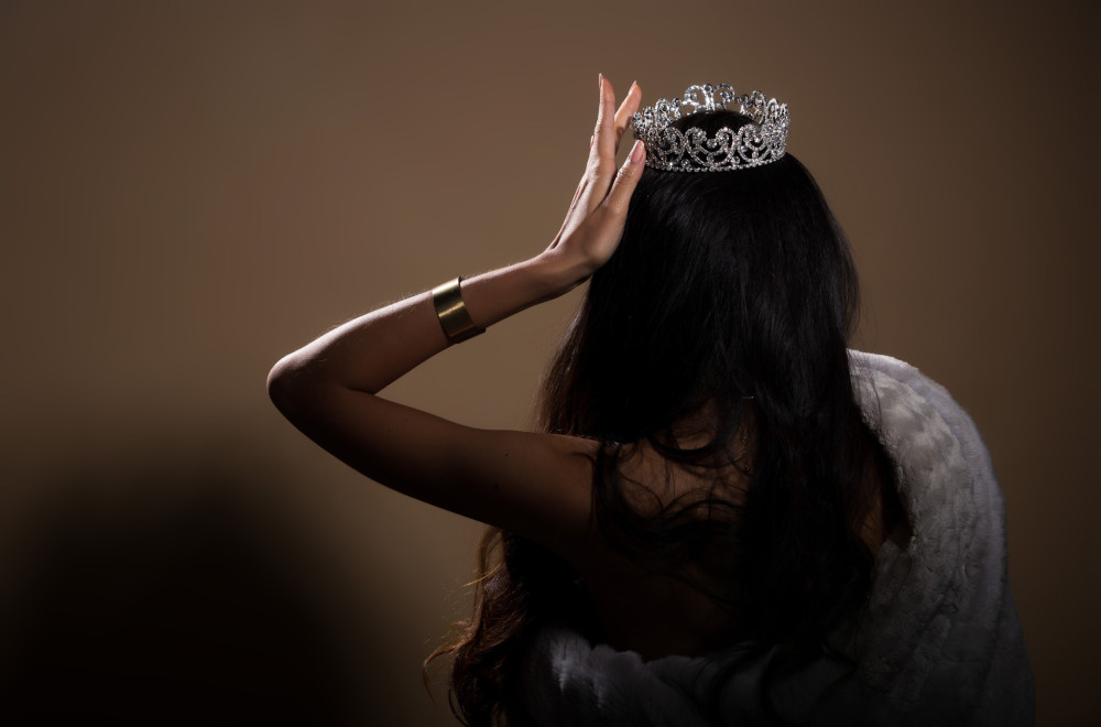 Misica postala HIT na mrežama: Ispale joj navlake za zube u programu uživo (VIDEO)