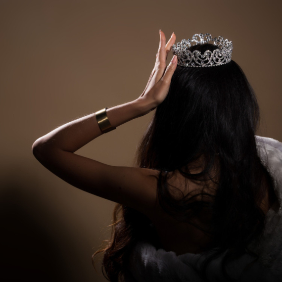 Misica postala HIT na mrežama: Ispale joj navlake za zube u programu uživo (VIDEO)