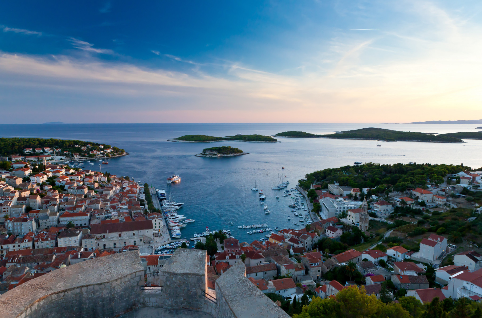 Letovanje na Hvaru: Iskusite magiju najsunčanijeg ostrva