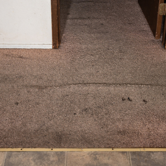 Rešila je da ukloni stari tepih, a ispod njega nje zatekla pravo IZNENAĐENJE! (VIDEO)