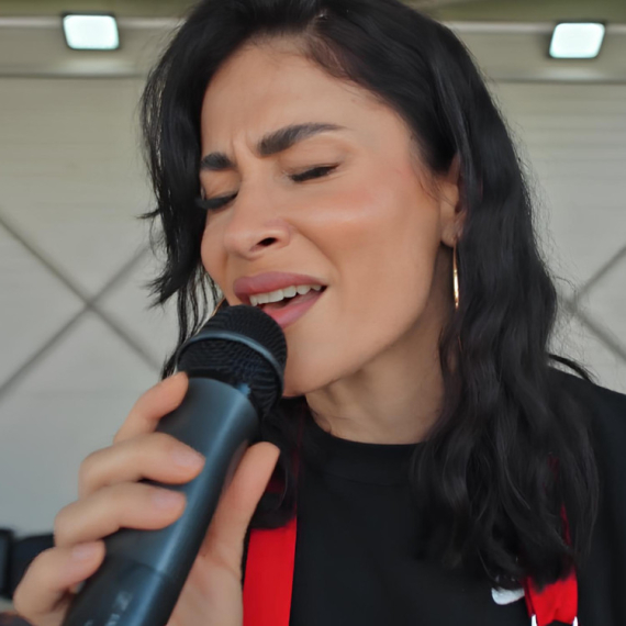 Takmičari se latili mikrofona na GULAŠIJADI: Pogledajte kako se snalaze na BINI – poseduju TALENAT ZA MUZIKU