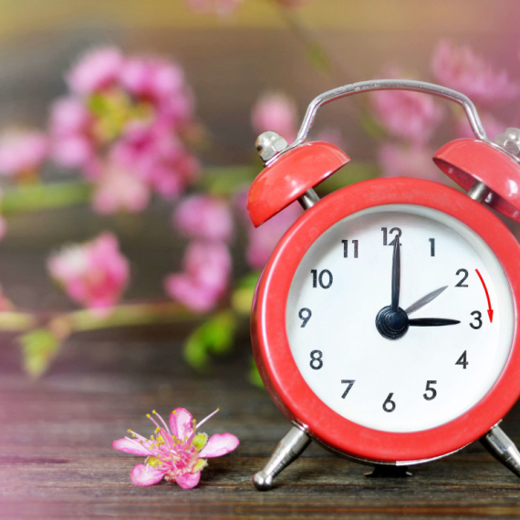 Počinje LETNJE RAČUNANJE VREMENA: Evo kada pomeramo satove