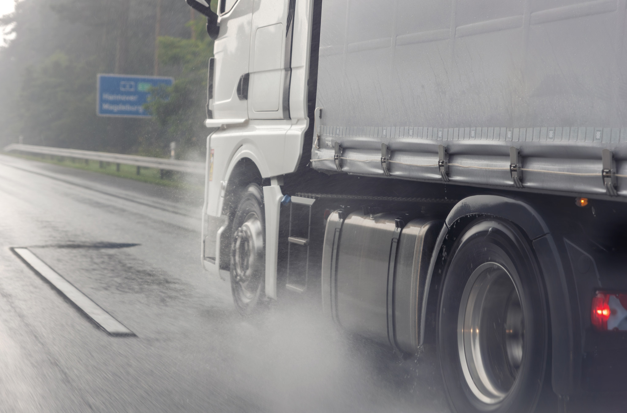 Otežani uslovi za vožnju, višesatna zadržavanja teretnjaka na izlazu na prelazima