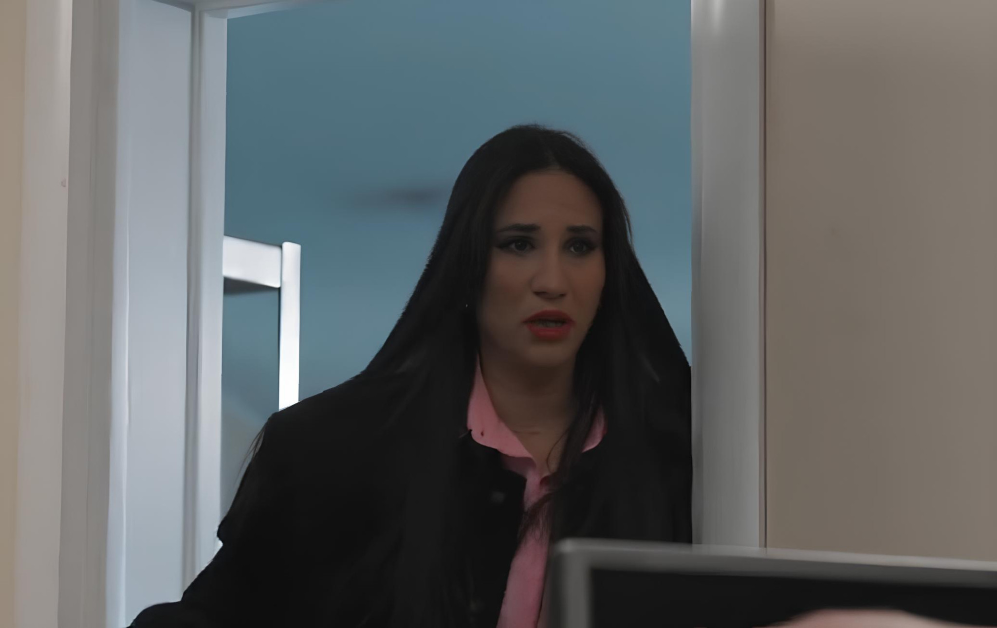 Igra sudbine: Ljubav nakon greha - Ponedeljak, 30. mart - Kaja upada kod Vukašina u kancelariju: "Imamo problem"