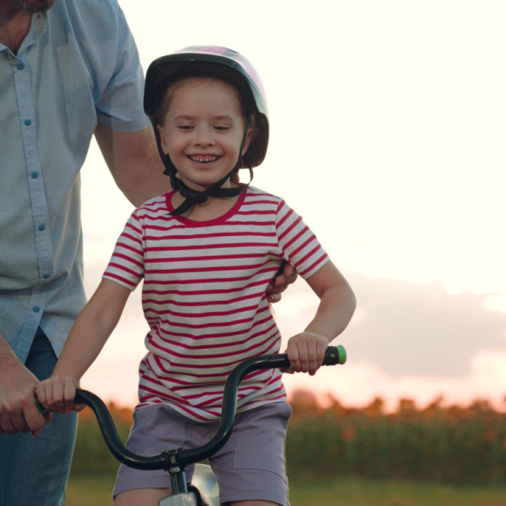 "Nisam emocionalno bila spremna na ovo" Mama podelila dirljivi momenat ćerkice i oca - ISTOPIĆETE se od miline (VIDEO)