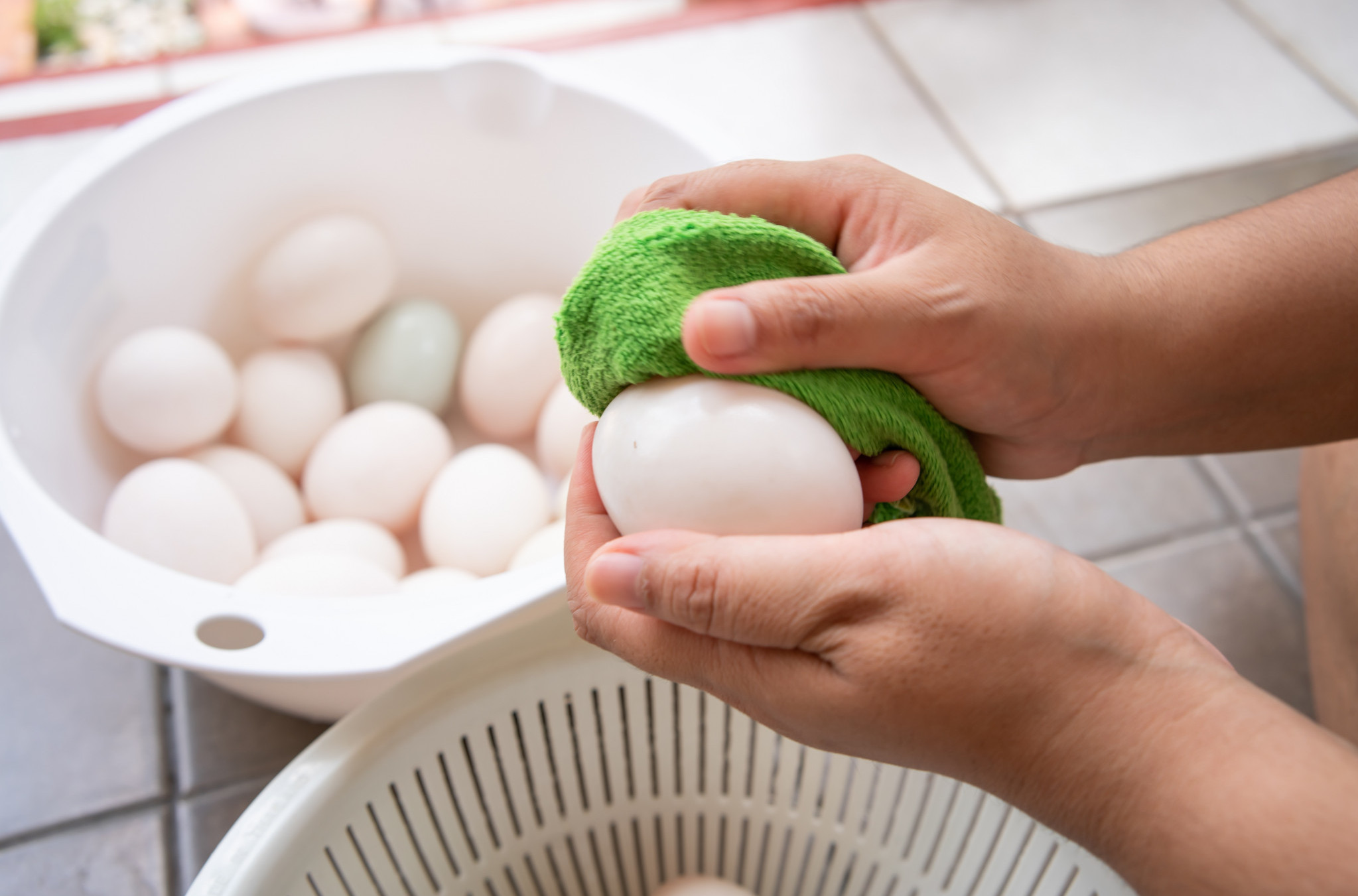 Evo kako da IZBELITE JAJA - šare i farba će vam na njima izgledati mnogo lepše! (VIDEO)