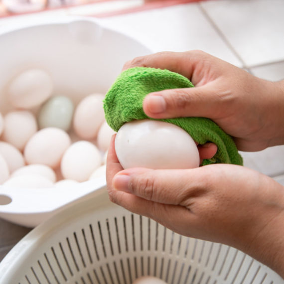 Evo kako da IZBELITE JAJA - šare i farba će vam na njima izgledati mnogo lepše! (VIDEO)