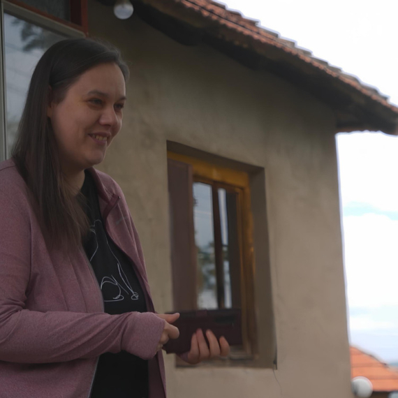 Radna akcija sa Tamarom - Sreda, 1. april - Samohrana majka i njen sin koji ima mnoge zdravstvene izazove napokon dobijaju pravi krov nad glavom